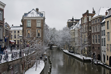 847213 Gezicht over de Oudegracht te Utrecht, vanaf de Maartensbrug, met links de Lichte Gaard en rechts de ...